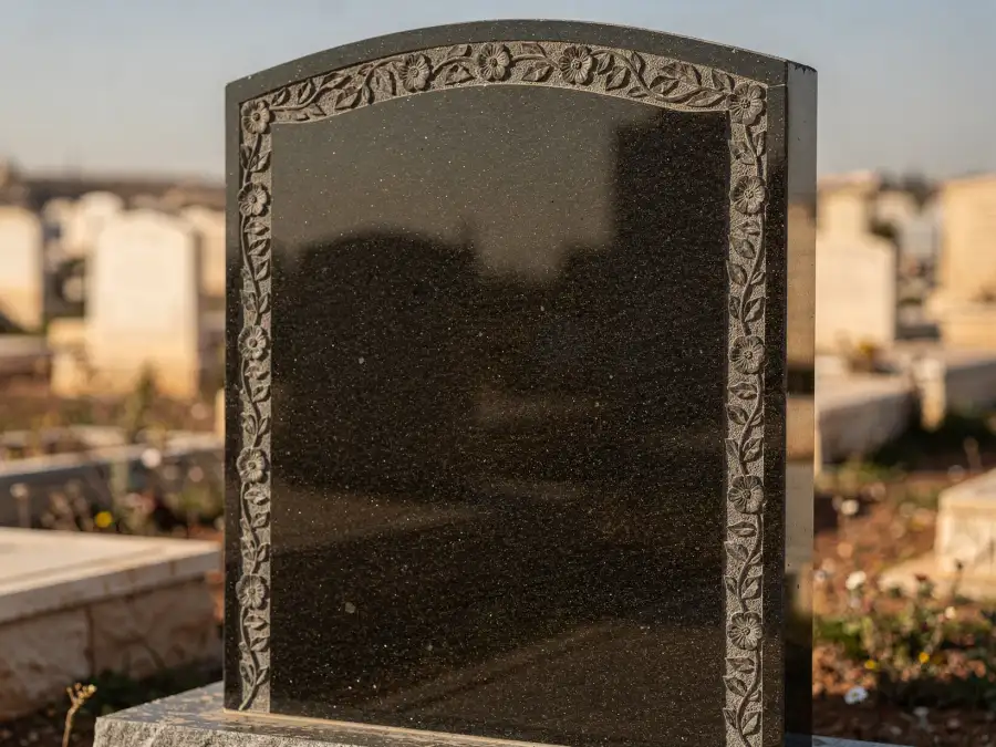 מצבה מלוטשת עם מסגרת עיטורית, אחרי טיפול חידוש